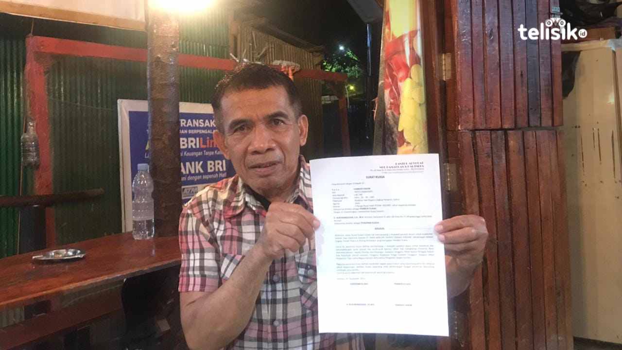 Hamkah Hakim, nasabah Bank Mandiri Taspen Kendari merasa kecewa rekening kredit miliknya diduga diblokir secara sepihak. Foto: La Ode Muh Martoton/Telisik