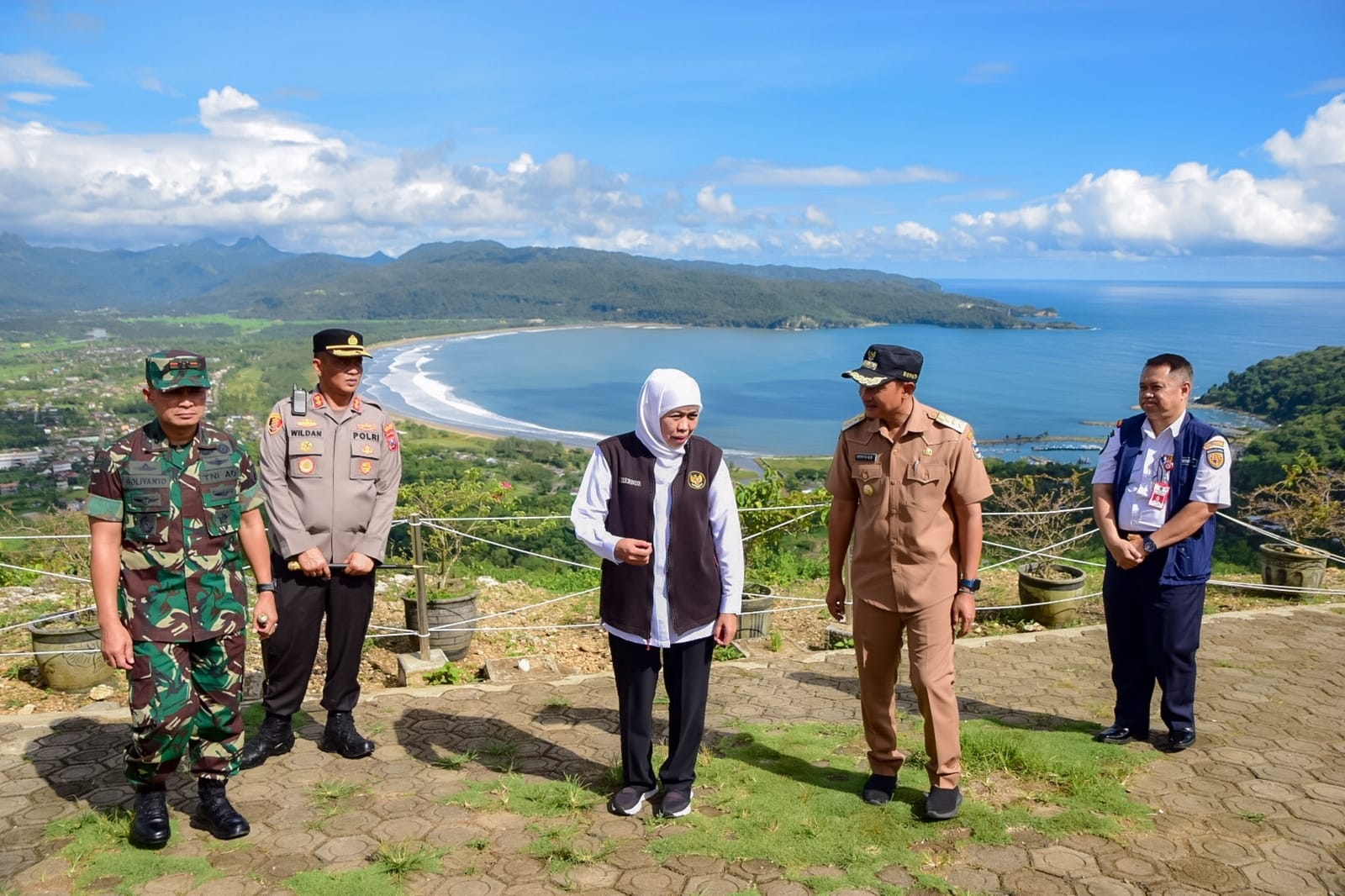 Gubernur Jawa Timur Khofifah Indar Parawansa saat berada di sekitaran Sentono Gentong membeberkan eksotisme kawasan tersebut untuk jujugan wisata di Pacitan. Foto: Ist.