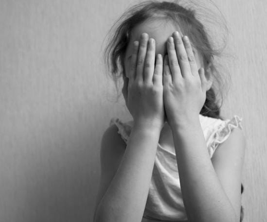 Bocah perempuan berusia 6 tahun di Mojokerto, Jawa Timur, diduga menjadi korban pencabulan tiga bocah yang berusia 8 tahun. Korban masih duduk di bangku TK, sedangkan 3 terduga pelaku pencabulan duduk di bangku SD. Foto: Repro Kompas.com