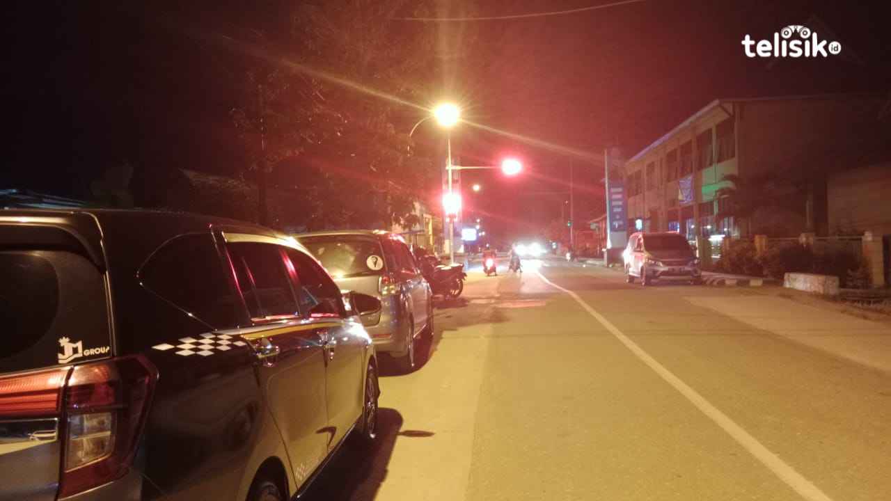 Suasana saat lampu merah diaktifkan di Jalan Jenderal Sudirman tepatnya di Pertigaan SDN 33 Bombana. Foto: Hir Abrianto/telisik