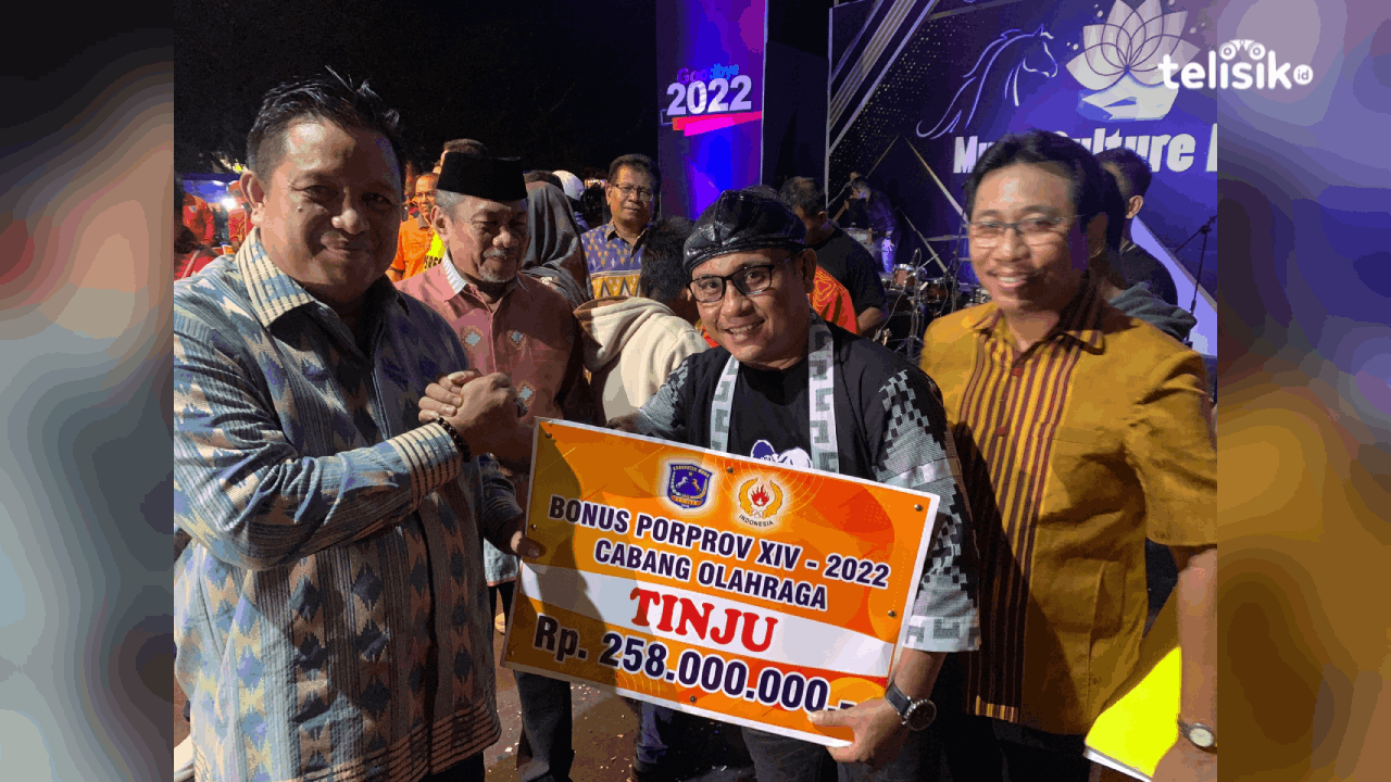 Bupati Muna, LM Rusman Emba didampingi Ketua KONI, Bachrun Labuta menyerahkan bonus atlet pada Ketua Cabor Pertina, Muhamad Nurhayat Fariki. Foto: Sunaryo/Telisik
