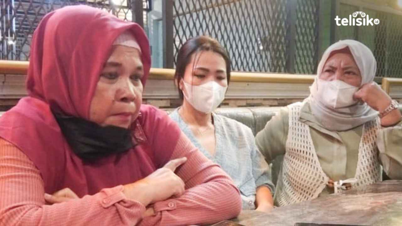 DY (tengah) melaporkan mantan suaminya, VG yang merupakan bos karaoke Paris Kendari atas dugaan KDRT. Foto: Kardin/Telisik
