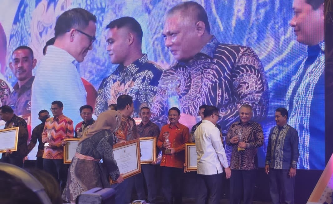 Bupati Konawe saat menerima penghargaan desa cantik terbaik tahun 2022Foto: Ist.