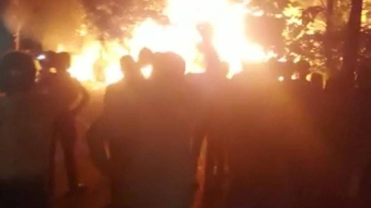 Kebakaran di kilo 16, Kelurahan Sabilambo, Kecamatan Kolaka, Kabupaten Kolaka, menyebabkan dua unit rumah ludes terbakar. Foto: Ist.