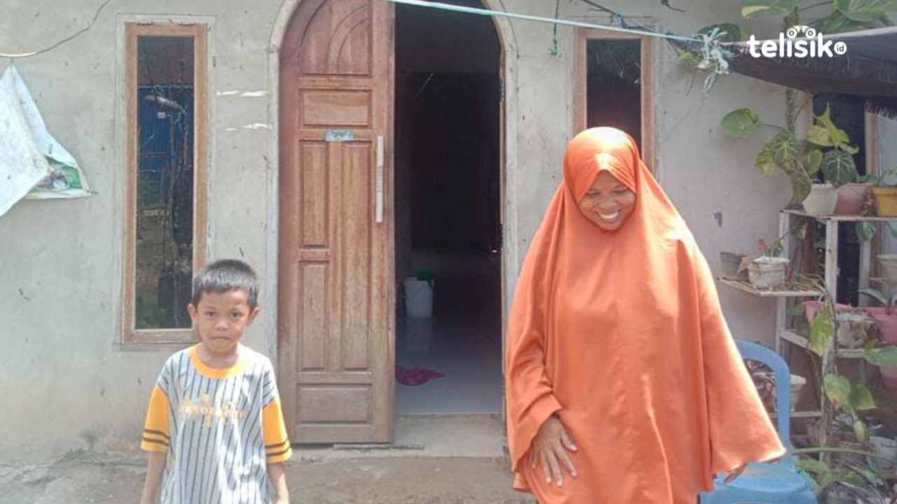 Wa Ode Sunartin guru honorer yang dipecat sepihak oleh Kepala SDN92 Kendari mengungkapkan, anaknya tidak belajar lagi di sekolah tersebut. Foto: La Ode Muh Martoton/Telisik