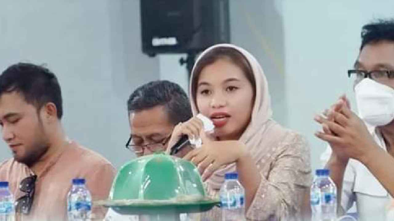 Wakil Ketua Komisi V DPR-RI, Ridwan Bae bersama putra-putrinya, LM Ihsan Taufik dan Wa Ode Rabiah Al Adawia. Foto: Ist.