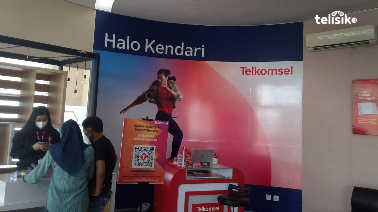 Suasana pelayanan pelanggan di kantor GraPARI Telkomsel Kendari. Foto: Muhammad Adhiatma Hidayat/Telisik