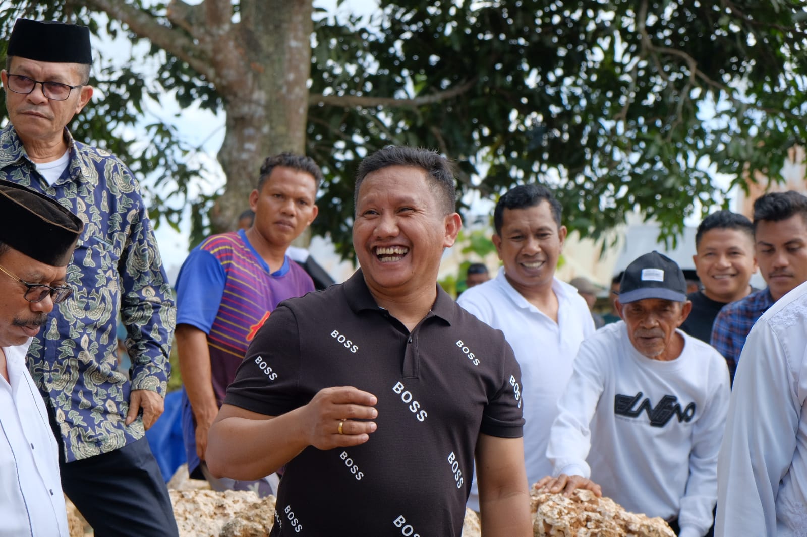 Sosok putra daerah Muna Barat, La Ode Darwin kembali ke kampung halaman untuk bersilahturahmi bersama sanak saudara dan siap berkontribusi bagi kemajuan daerah. Foto: Ist.