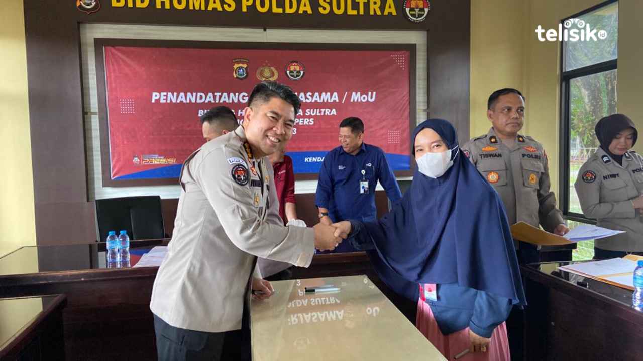 Kabid Humas Polda Sulawesi Tenggara, Kombes Pol Ferry Walintukan bersama Media Telisik.id melakukan penandatanganan MoU. Foto: La Ode Muh Martoton/Telisik