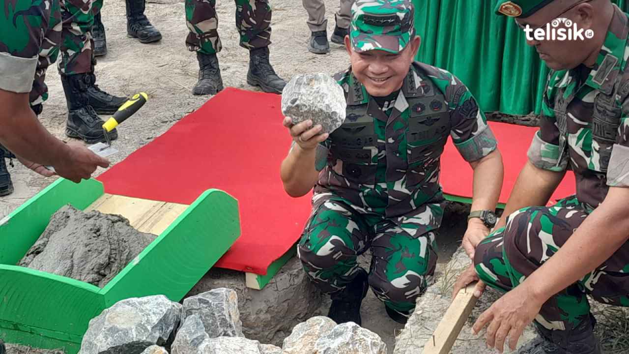 KASAD Jenderal Dudung Abdurachman meletakan batu pertama pembangunan kandang sapi Korem 143 Haluoleo sebagai bentuk menjaga ketahanan pangan nasional. Foto: La Ode Andi Rahmat/Telisik