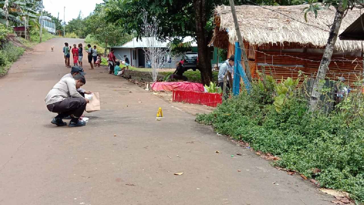 Olah TKP peledakan bom di samping kediaman seorang jurnalis di Kota Jayapura, Papua. Foto: Ist.