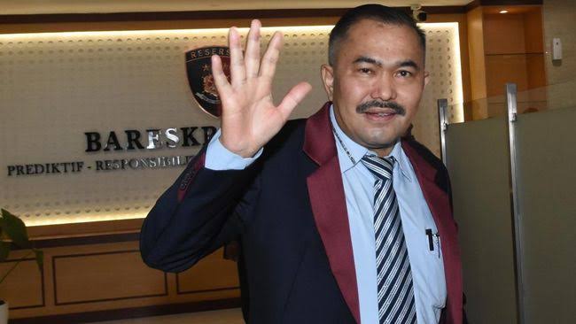 Pengacara Kamaruddin Simanjuntak menyerahkan 6.000 video mesum yang diklaimnya diperankan oleh Dirut PT Taspen. Foto: Repro CNN Indonesia