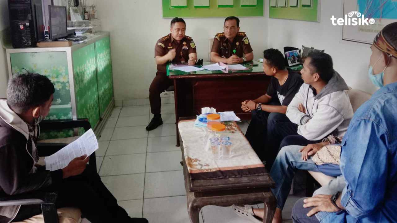Sejumlah mahasiswa mendesak Kejati Sulawesi Tenggara untuk memeriksa PT Kaisar Rizki Pratama. Foto: Rasmin Jaya/Telisik