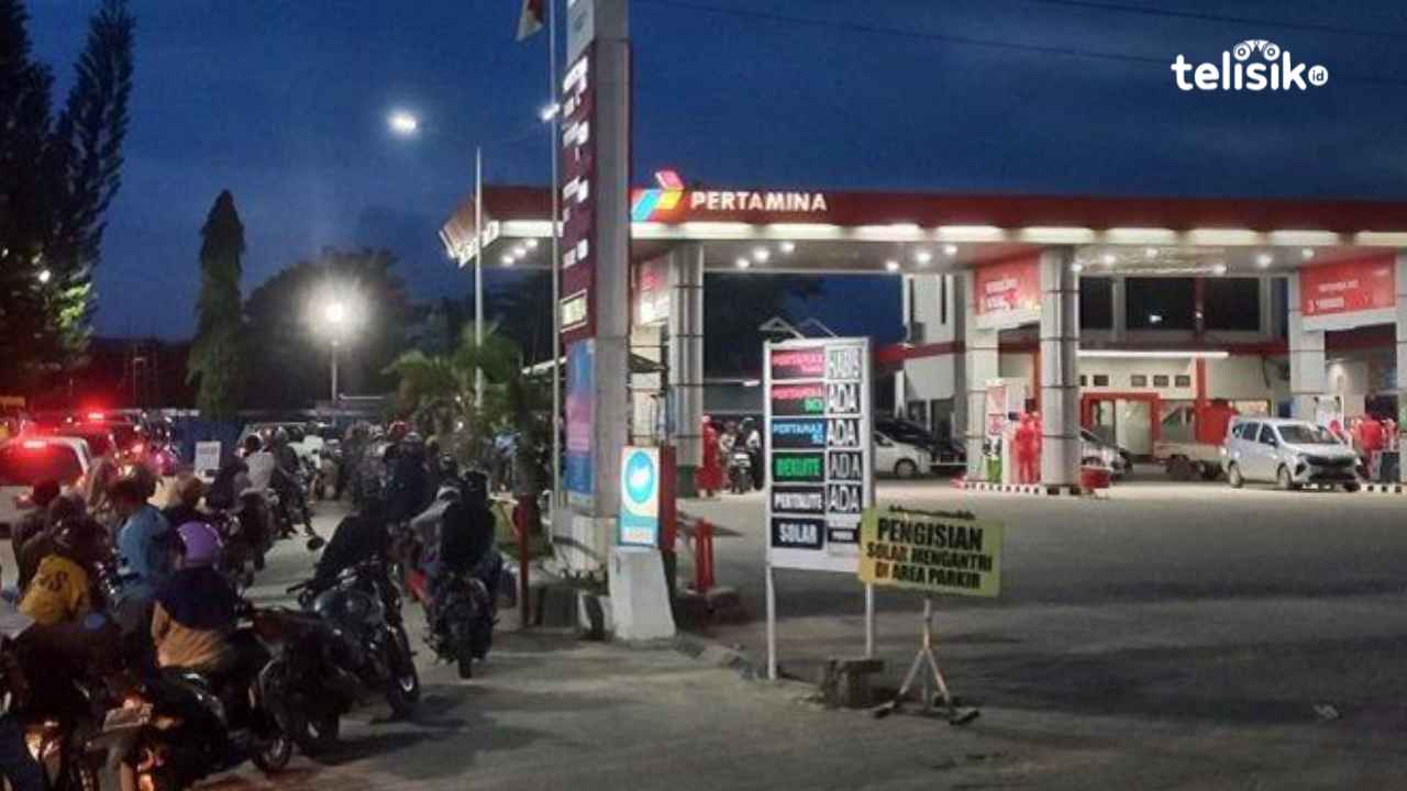 Nampak antrian panjang BBM jenis pertalite di SPBU Anduonohu. Foto: Wa Ode Fatimah Azzahra/Telisik