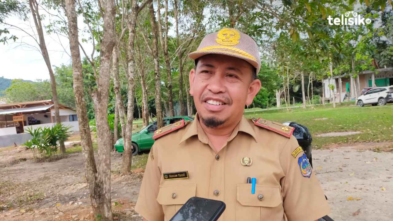 Kepala Badan Pemberdayaan Masyarakat dan Desa, Kusram Maroli saat dikonfirmasi terkait pelantikan kepala desa terpilih,Foto: Sigit Purnomo/Telisik
