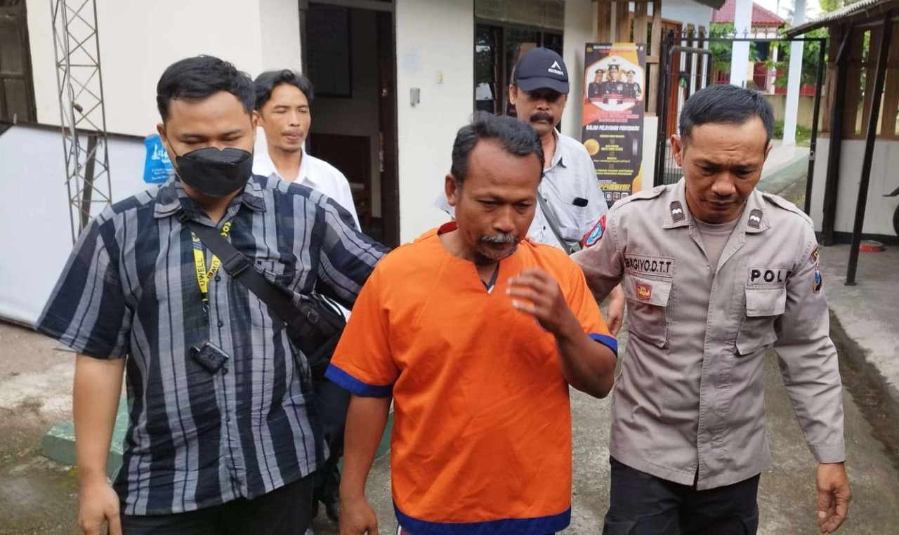 Kepala sekolah salah satu SD di Banyuwangi, M (48) menjadi tersangka pencabulan tiga muridnya sejak tahun 2016. Foto: Ngopibareng.id
