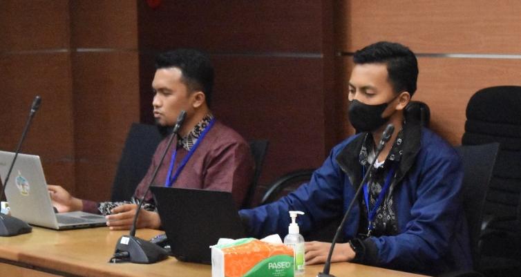 Adhan dan Triadi saat mempresentasikan Sodarah di kegiatan Finance & Health Hackhathon di hadapan pihak Kemenkes dan Kemenkeu RI. Foto: Ist.
