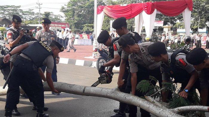 Menyingkirkan duri atau halangan apapun dari jalanan yang biasa dilalui orang, bisa mendatangkan pahala yang sangat besar. Foto: Repro Jabar.tribunnews.com