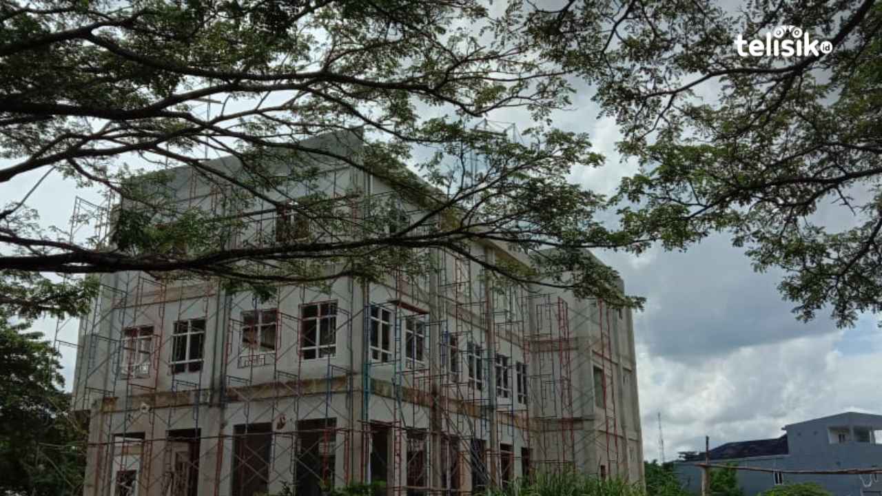 Gedung perpustakaan modern yang dibangun di samping rumah adat. Foto: Sunaryo/Telisik