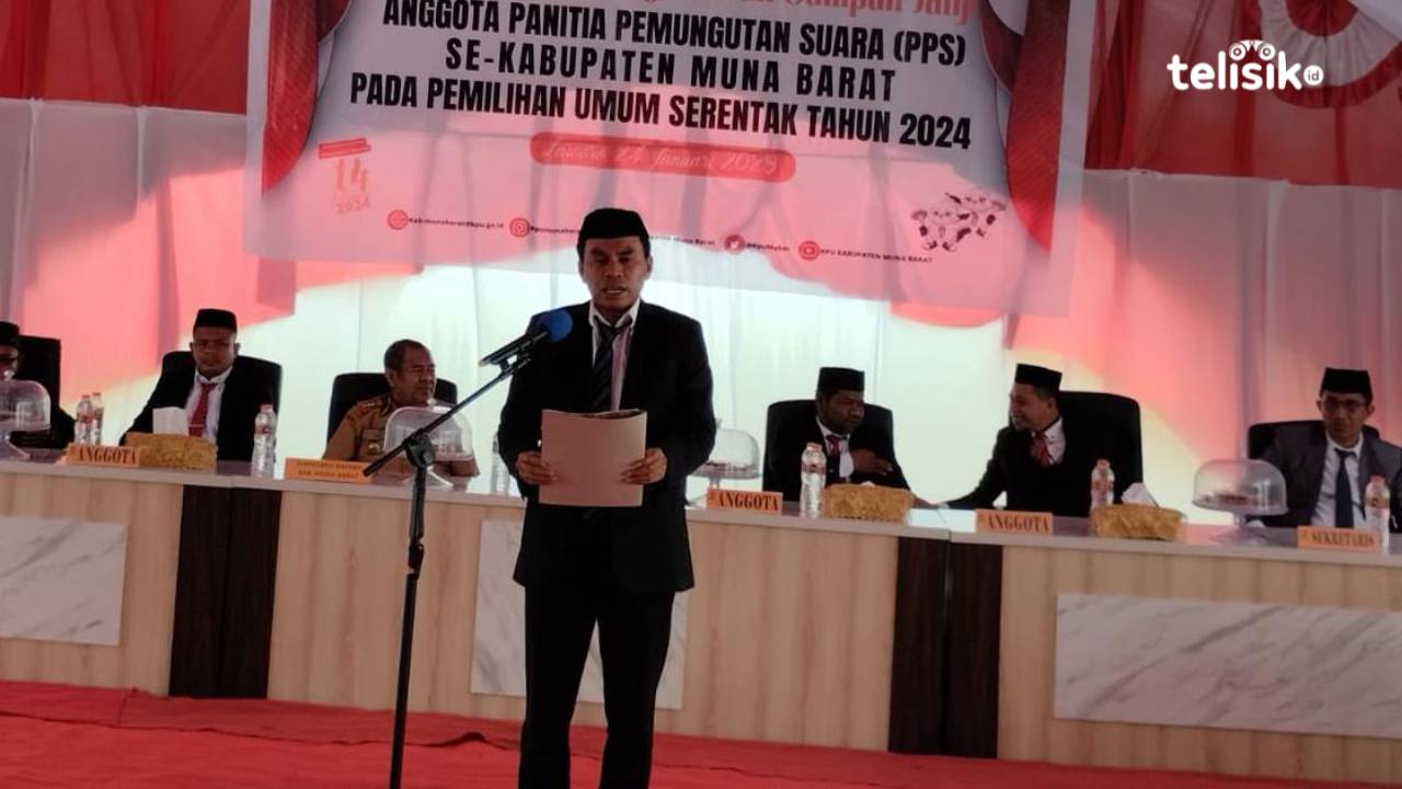 Proses pembacaan sumpah bagi para penyelenggara Pemilu 2024 di Kabupaten Muna Barat. Foto: Putri Wulandari/Telisik