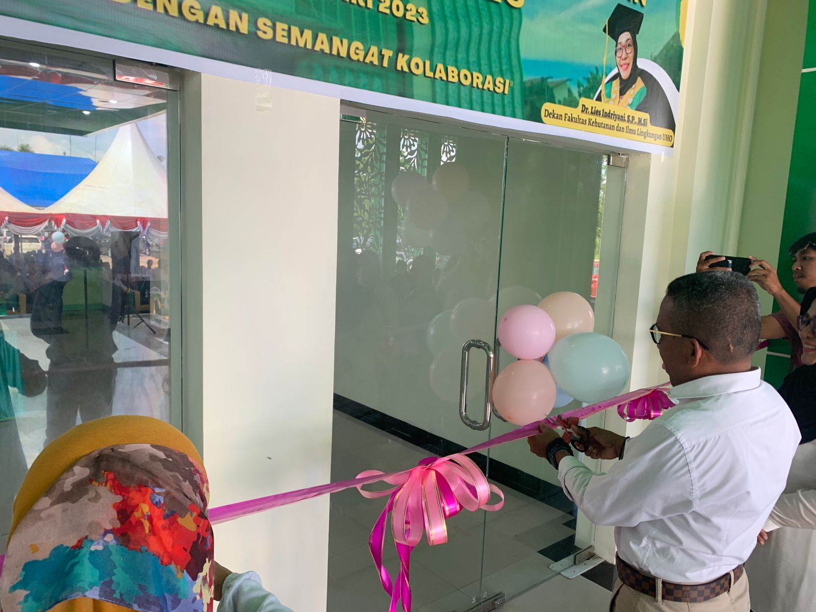 Rektor UHO Muhammad Zamrun resmikan gedung baru FHIL di kampus hijau bumi tridharma Kecamatan Kambu, Kota Kendari. Foto: Ist.
