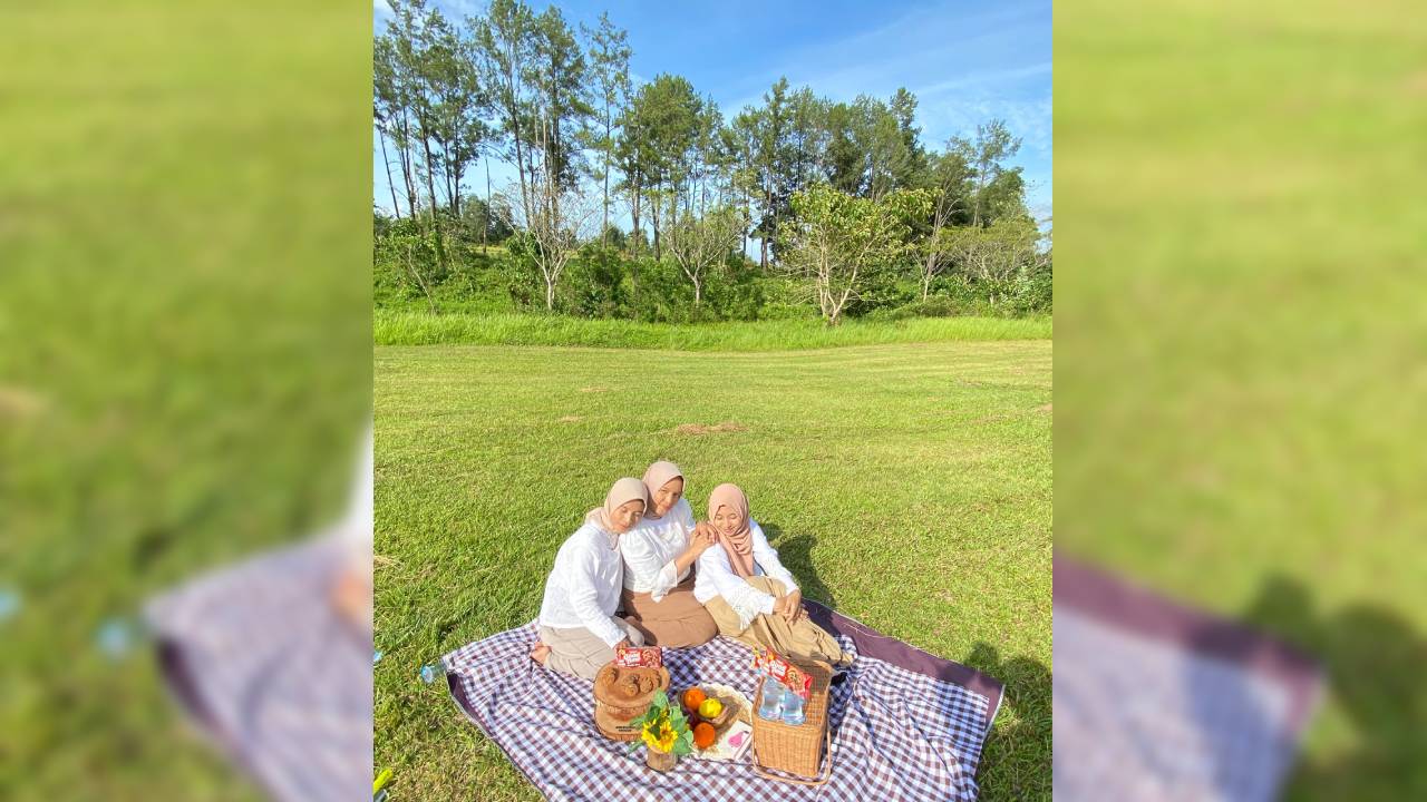 Lapangan golf yang sudah tak terpakai kini menjadi spot foto yang menarik dengan pemandangan hijau nan asri. Foto: Ist.