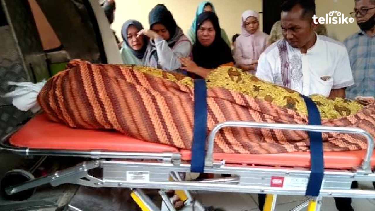 Korban dimasukan ke dalam mobil ambulance dan akan dibawa ke rumah duka di Kabupaten Langkat. Foto: Reza Fahlefy/Telisik