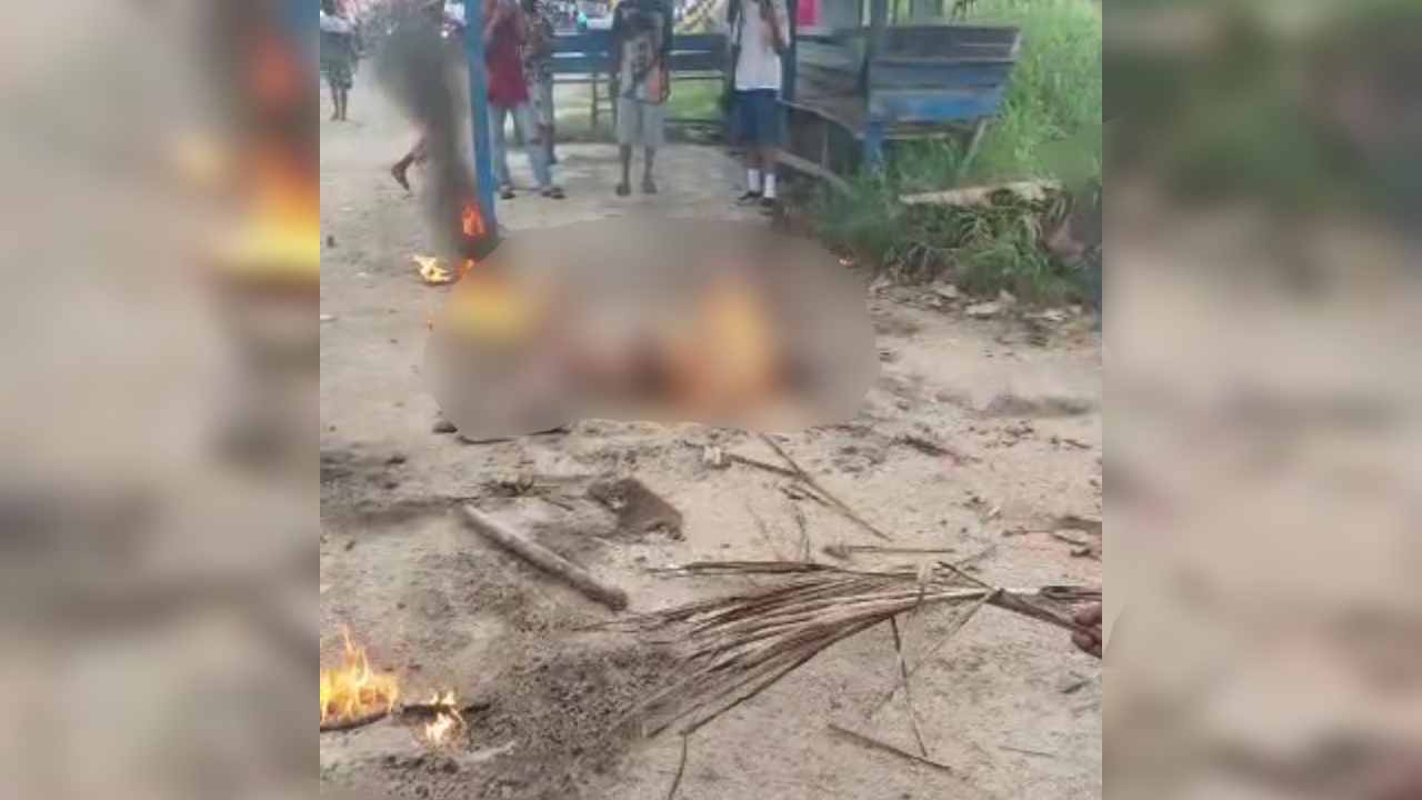 Terlihat seorang perempuan yang diduga sebagai pelaku penculikan anak, dibakar hidup-hidup oleh massa. Foto: Screenshot video