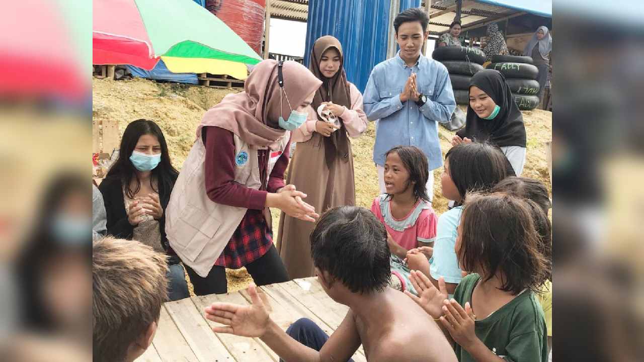 Nanda Gabriela Fasilitator Forum Anak Sulawesi Tenggara belajar dan bermain bersama anak-anak di pesisir Kota Kendari. Foto: Instagram Nandagabriela98
