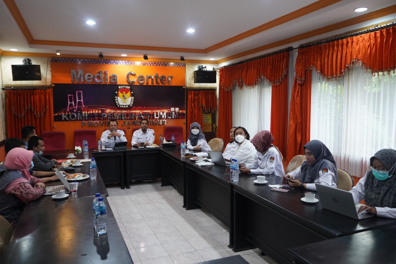Pertemuan KPU Jawa Timur bersama Pertuni terkait peningkatan peran disabilitas di Pemilu 2024. Foto: Ist.
