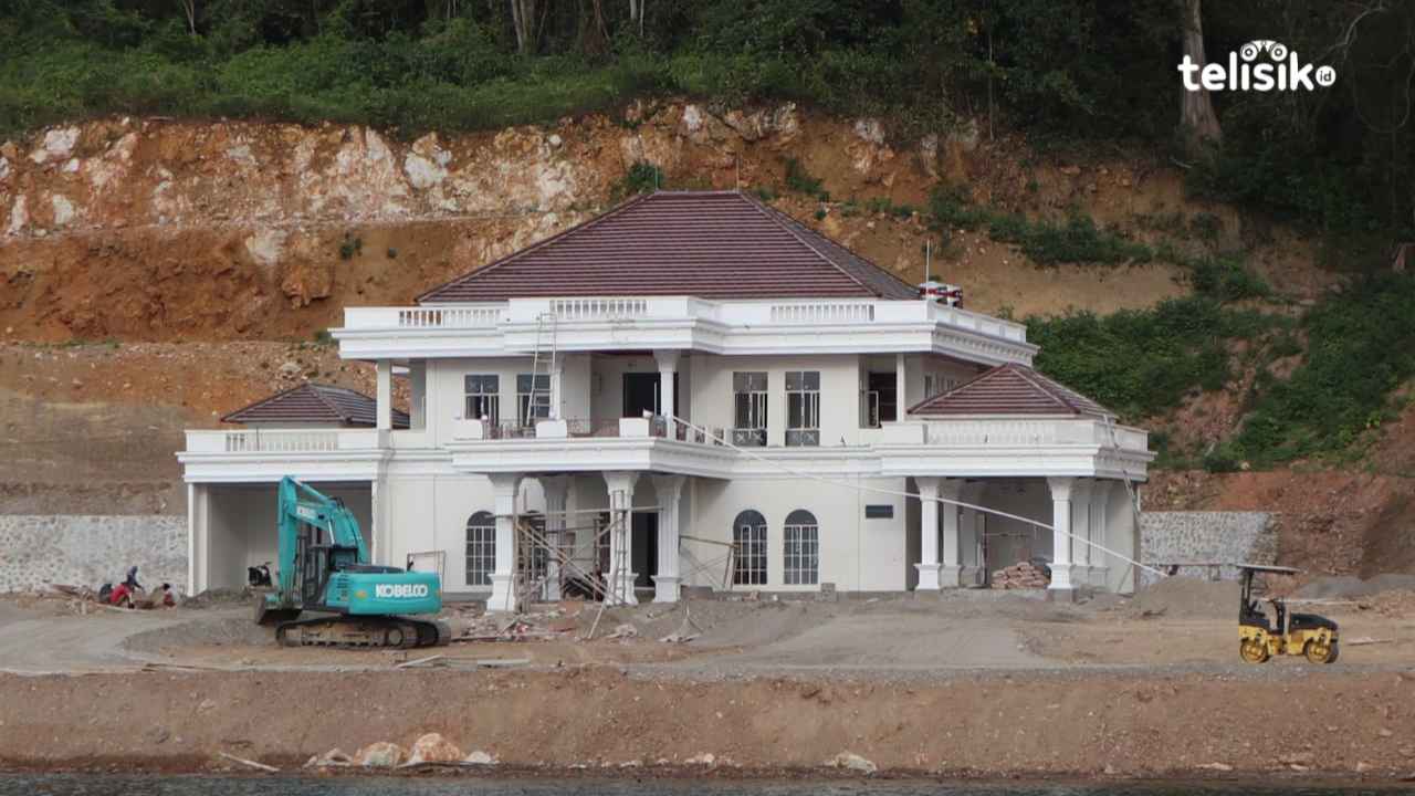 Potret Rumah Jabatan Wakil Bupati Kolaka Utara yang terletak di jalur By Pass Lasusua-Tobaku, saat ini proses pengerjaannya mulai digenjot oleh pihak kontraktor. Foto: Muh Risal H/Telisik