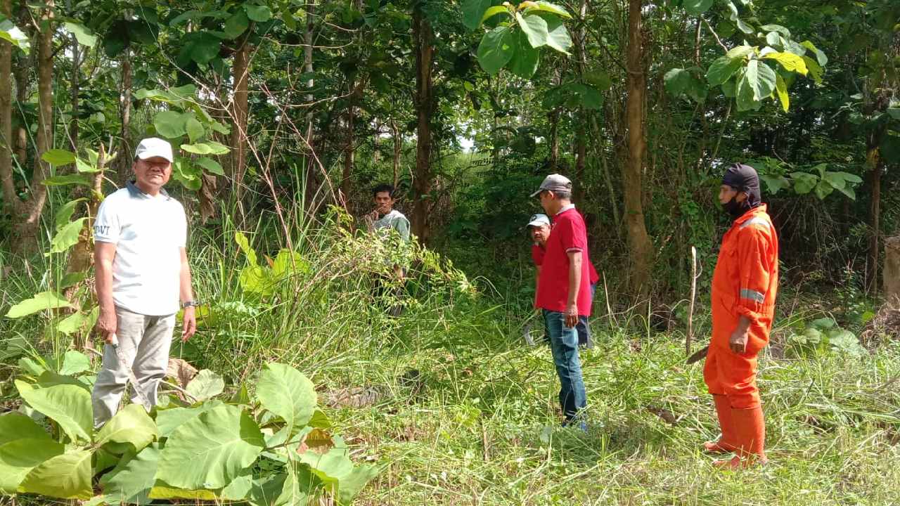 Kadis LH Muna, LM Yakub bersama stafnya membersihkan di Warangga. Foto: Sunaryo/Telisik