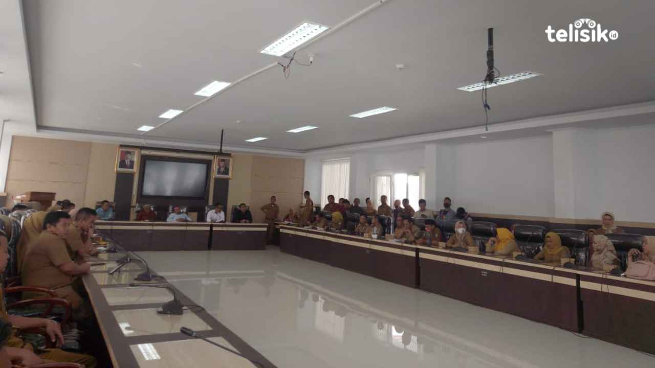 Kegiatan hearing yang dilakukan di ruang aspirasi DPRD Kota Kendari dengan menghadirkan beberapa OPD serta para guru SDN 92 Kendari. Foto: Nur Khumairah/Telisik