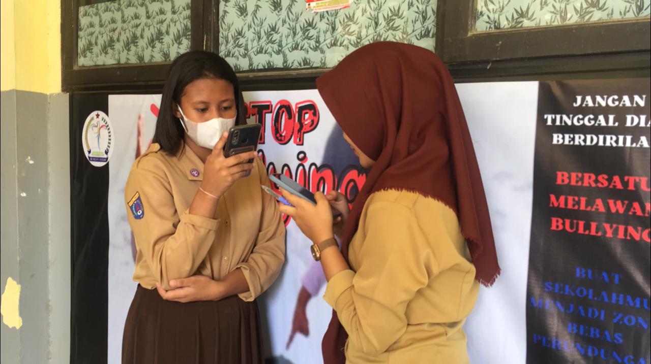Penggunaan media sosial sangat berpengaruh terhadap lingkungan dan perilaku remaja. Foto: Ist.
