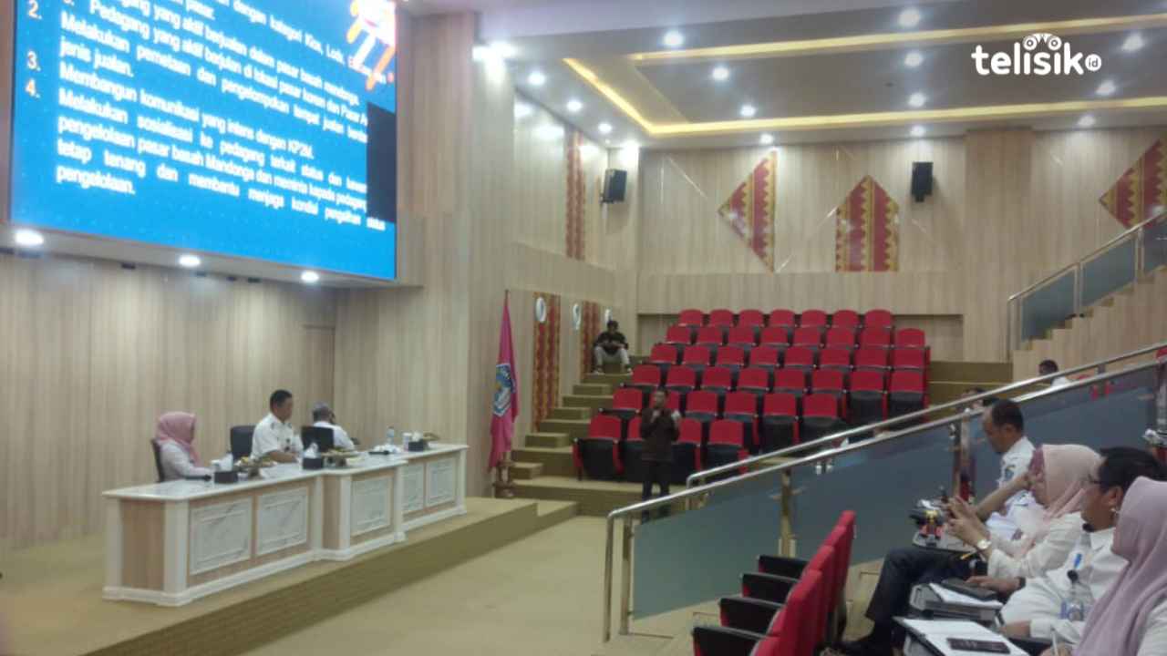 Sekda Kota Kendari, Ridwansyah Taridala mengatakan jika pengelolaan perumda pasar terhadap pasar tradisional tidak becus, bahkan hal tersebut juga sempat disoroti oleh beberapa kepala dinas. Foto: Nur Khumairah/Telisik