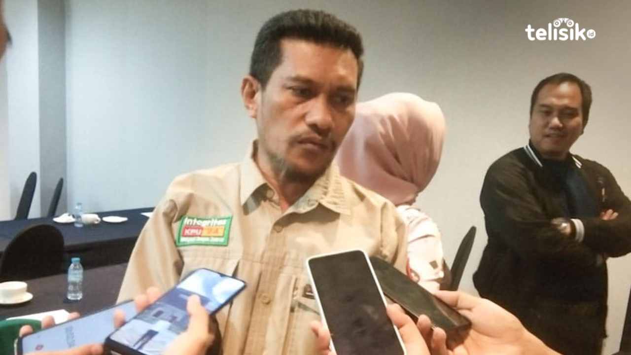 Ketua KPU Kota Kendari, Jumwal Shaleh memberi penjelasan terkait seorang peserta yang tak mengikuti tes tertulis calon anggota PPS sesuai jadwal. Foto: Kardin/Telisik