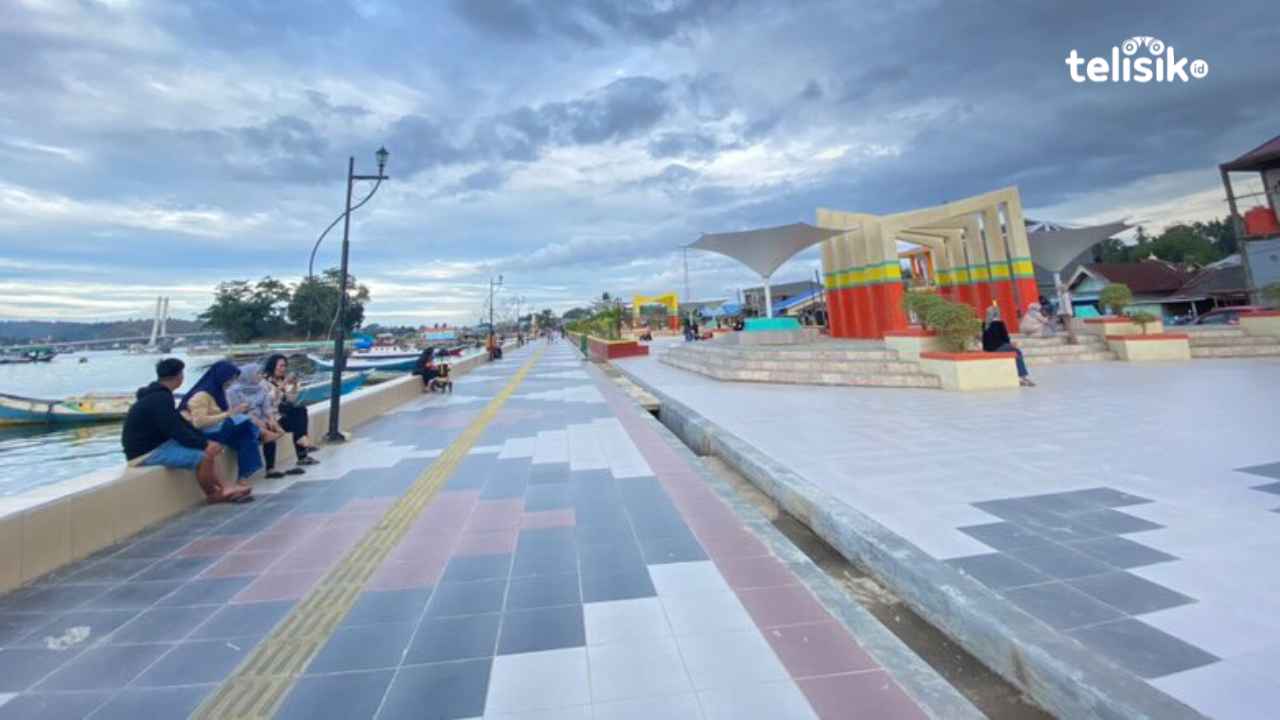 Taman RTH Papalimba Puday jadi tempat nongkrong baru dengan pemandangan yang indah dan banyak pilihan jajanan. Foto: Febry Jahra Lestiani/Telisik
