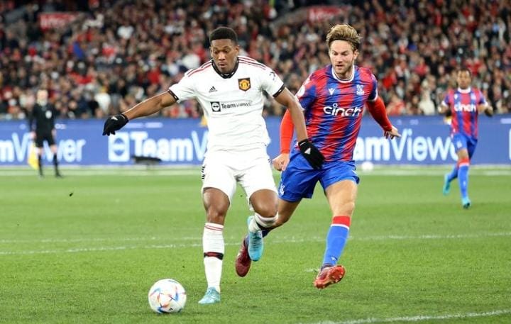 Penyerang Manchester United Anthony Martial (kiri) menggiring bola pada laga pramusim antara tim Liga Inggris Man United vs Crystal Palace di Melbourne Cricket Ground (MCG) pada 19 Juli 2022 lalu di Melbourne. Foto: Repro Kompas.com