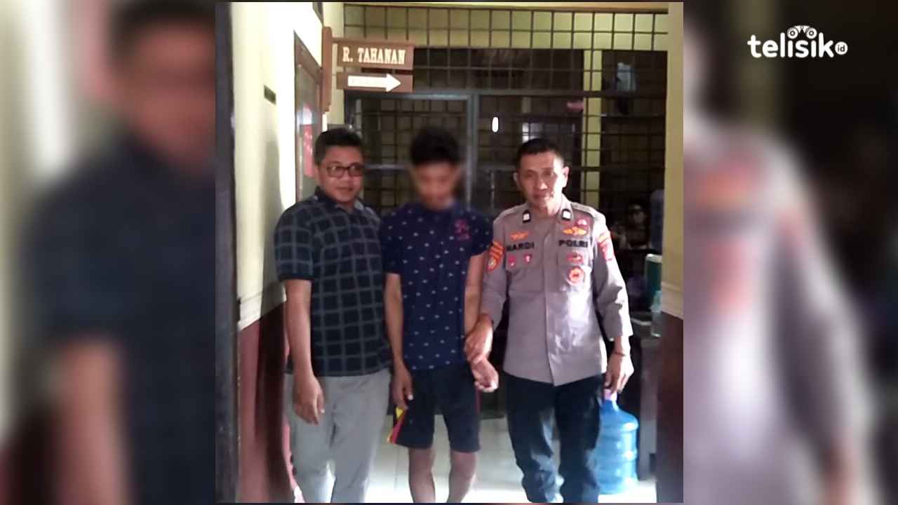 Pelaku yang setelah buron berhasil dibekuk dan digiring oleh aparat kepolisian Polsek Mandonga. Foto: Thamrin Dalby/Telisik