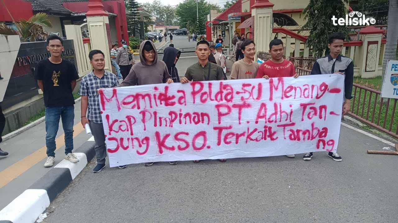 Massa dari Lembaga Kajian Masyarakat Indonesia ketika berdemonstrasi di Mapolda Sumatera Utara Jalan Sisingamangaraja KM 10,5 Medan. Foto: Reza Fahlefy/Telisik