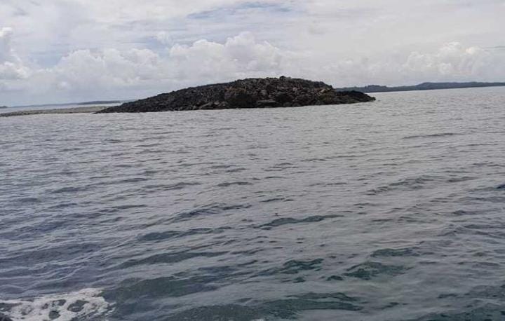 Sebuah pulau kecil muncul di laut desa Teinema, Kecamatan Wuar Labobar, Kabupaten Kepulauan Tanimbar, Maluku, pascagempa berkekuatan magnitudo 7,5 mengguncang wilayah tersebut. Foto: Repro Kompas.com