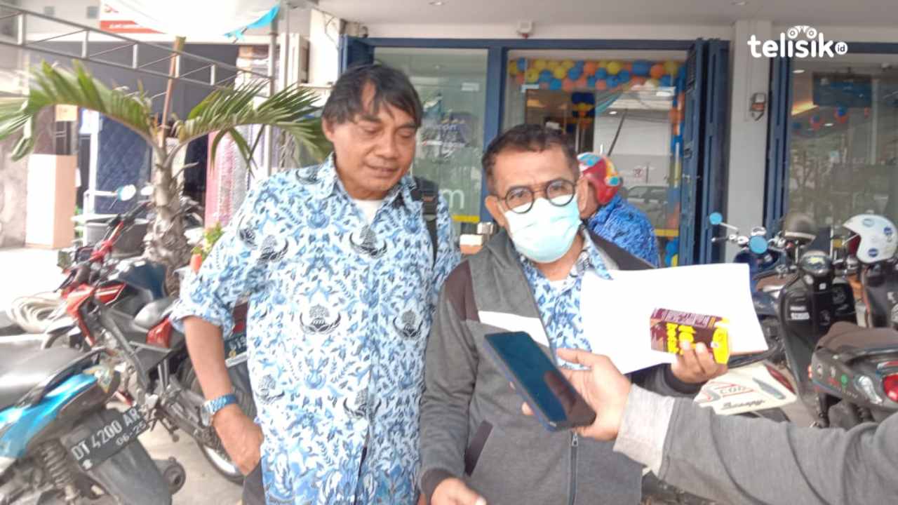 La Ode Kabias (kiri) dan Hamkah Hakim (Kanan), diduga jadi korban pemblokiran Bank Mandiri Taspen Kendari. Foto: La Ode Muh Martoton/Telisik