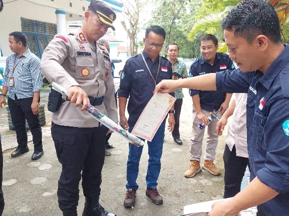 Proses pemusnahan blangko ijazah oleh Dinas Pendidikan dan Kebudayaan bersama Kapolres Konawe. Foto: Ist.