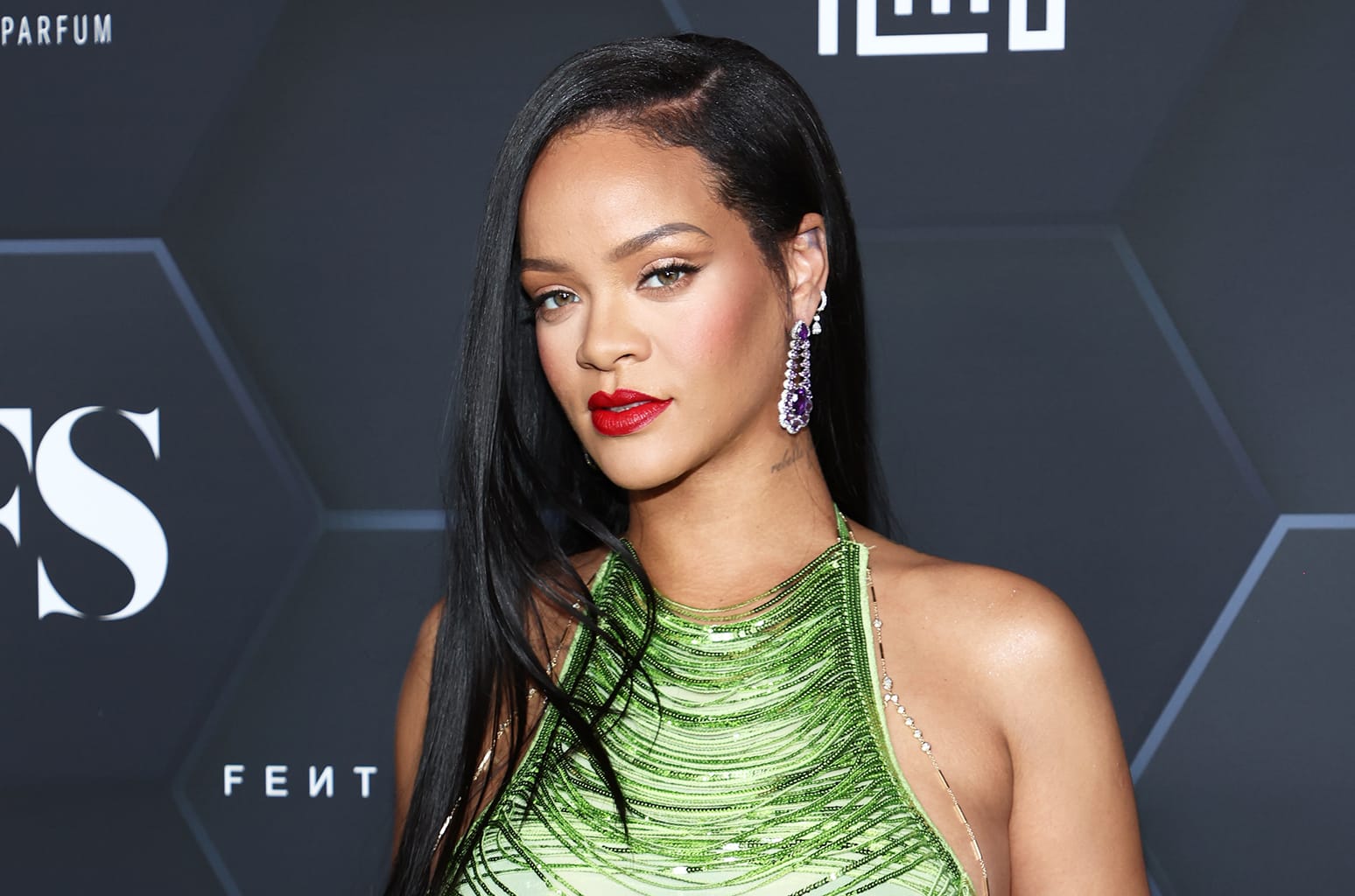 Rihanna baru saja dinobatkan sebagai wanita termuda paling kaya versi Forbes dengan total harta Rp 24,3 triliun. Foto: Repro Billboard