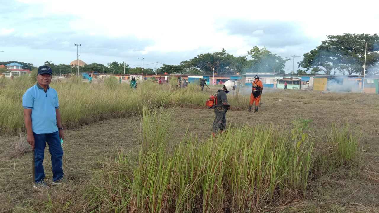 Kadis LH Muna, Muhamad Yakub bersama anggotanya membersihkan rumput di lapak. Foto: Sunaryo/Telisik