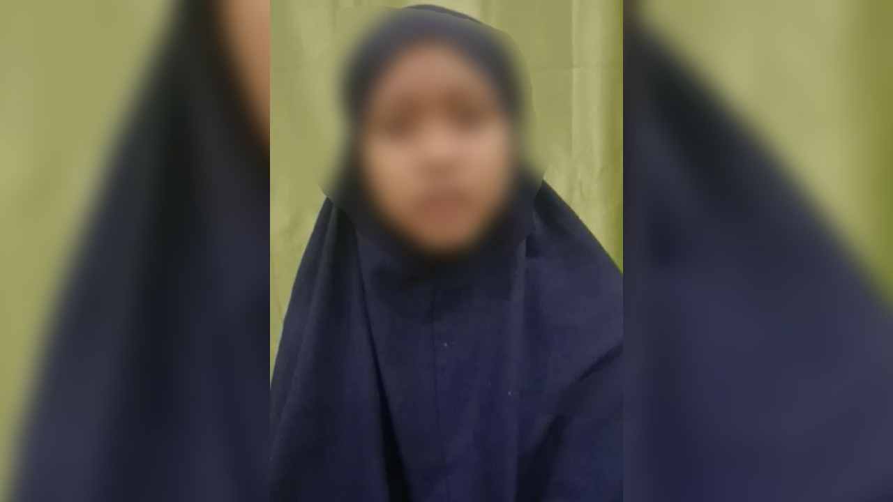 Santriwati yang viral karena diduga menjadi korban pemerkosaan di kamar mandi masjid. Foto: Screenshot video
