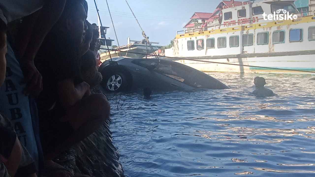 Nampak warga sedang mengevakuasi sebuah mobil yang terjun bebas dan tenggelam di muara sungai di Kota Baubau. Foto: Iradat Kurniawan/Telisik