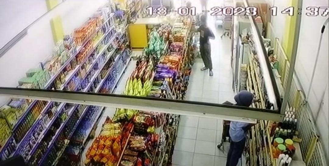 Seorang pria terekam CCTV melakukan pencurian di Fiesly Mart yang terletak di Jalan Syech Yusuf, Kelurahan Korumba, Kecamatan Mandonga, Kota Kendari. Foto: Screenshot CCTV
