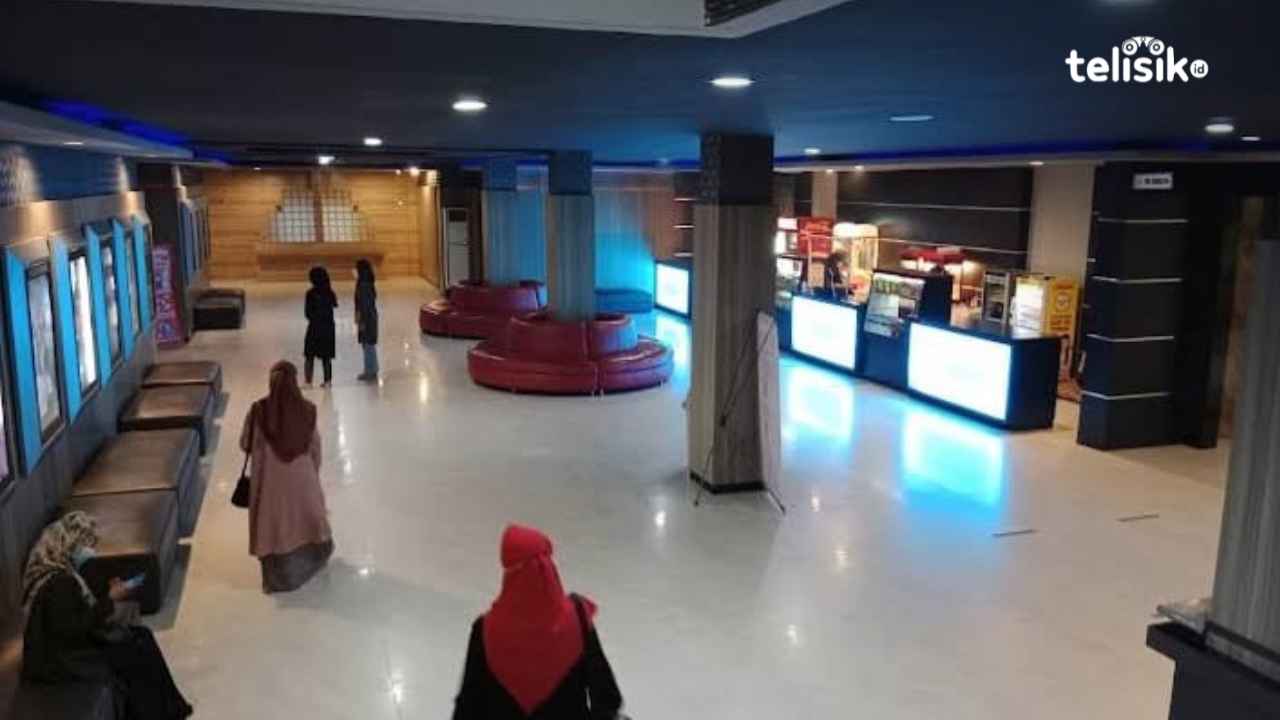 Gedung Hollywood Square Kendari nampak sepi pengunjung. Foto: Ahmad Badaruddin/Telisik