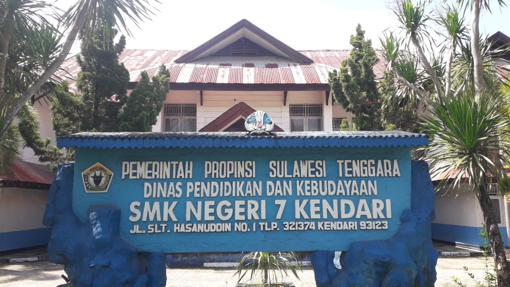 Siswa SMKN 7 Kendari mengenalkan produknya pada pameran Galeri SMK se-Sulawesi Tenggara. Foto: Ist.